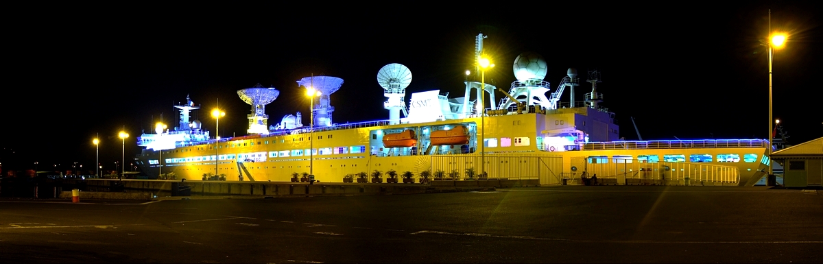 pano7-4-DSCF0004-DSCF0008 - 6379x2049 - CCUL-Smartblend.jpg - un énorme bateau chinois dans le port de Papeete - 4img (2.20m x 72m)